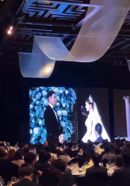 李昇基婚禮不戴假髮,單腿下跪為李多寅唱歌,婚禮現場有僧侶現身