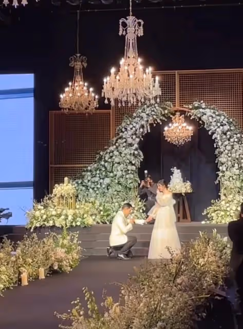李昇基婚禮不戴假髮,單腿下跪為李多寅唱歌,婚禮現場有僧侶現身