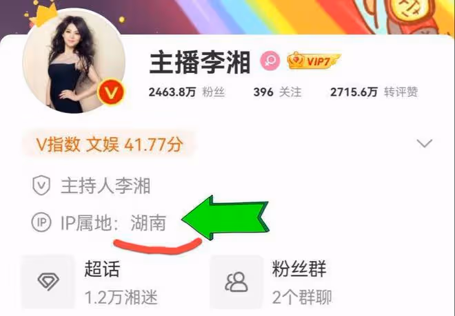 李湘回國疑與男友悄悄約會,男方貼心為她拍照,打扮漂亮略微害羞