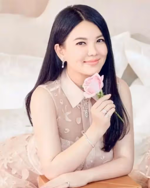 李湘回國疑與男友悄悄約會,男方貼心為她拍照,打扮漂亮略微害羞
