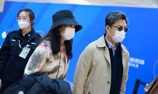 李湘回國疑與男友悄悄約會,男方貼心為她拍照,打扮漂亮略微害羞