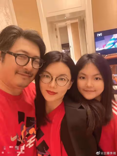 李湘回國疑與男友悄悄約會,男方貼心為她拍照,打扮漂亮略微害羞