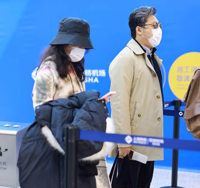 李湘回國疑與男友悄悄約會,男方貼心為她拍照,打扮漂亮略微害羞