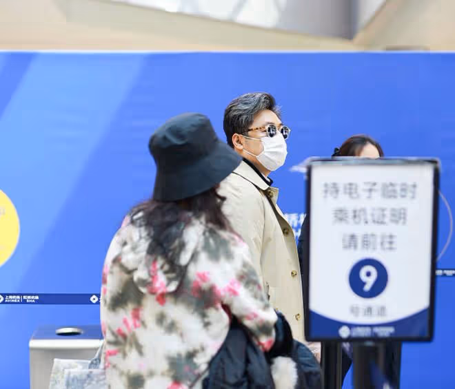 李湘回國疑與男友悄悄約會,男方貼心為她拍照,打扮漂亮略微害羞