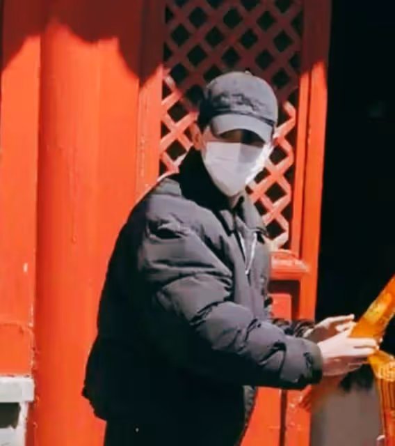 鄧倫現身寺廟祈福,走路駝背彎腰沒精神,眼睛疲憊布滿血絲