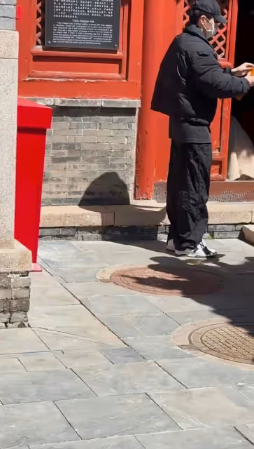 鄧倫現身寺廟祈福,走路駝背彎腰沒精神,眼睛疲憊布滿血絲