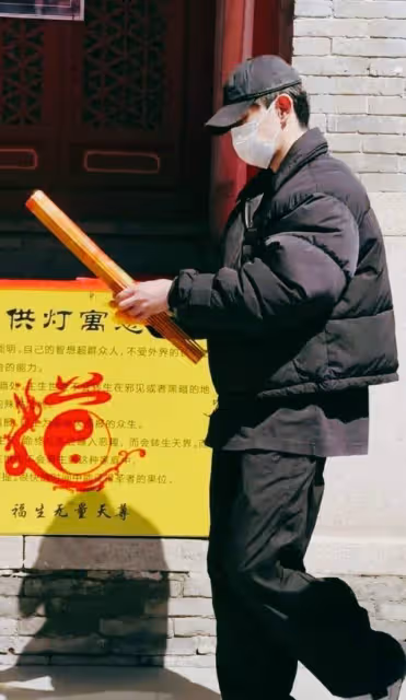 鄧倫現身寺廟祈福,走路駝背彎腰沒精神,眼睛疲憊布滿血絲