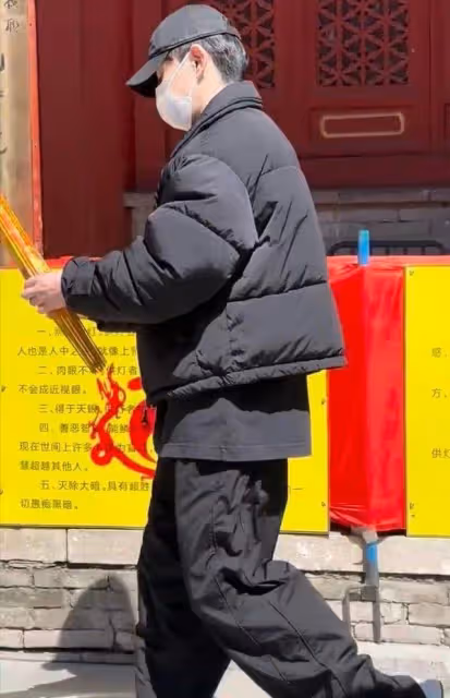 鄧倫現身寺廟祈福,走路駝背彎腰沒精神,眼睛疲憊布滿血絲