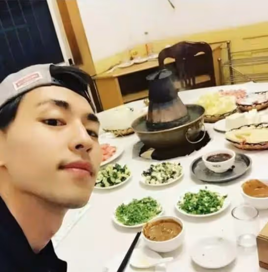 鄧倫現身寺廟祈福,走路駝背彎腰沒精神,眼睛疲憊布滿血絲