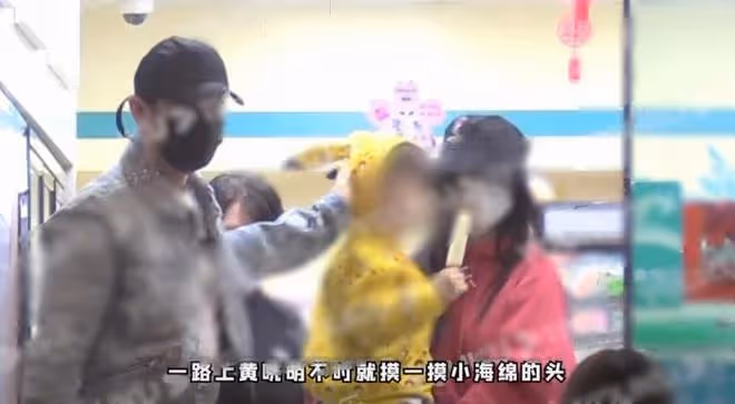 Angelababy拍戲獲兒子探班,6歲小海綿放聲高歌,baby表情好寵溺