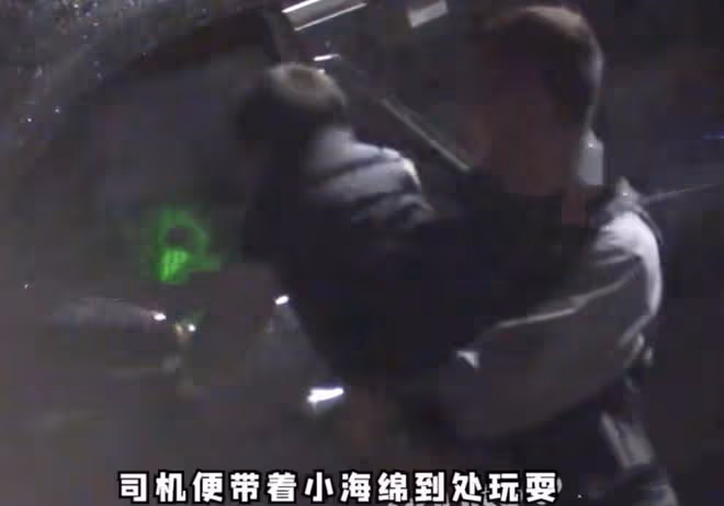 Angelababy拍戲獲兒子探班,6歲小海綿放聲高歌,baby表情好寵溺
