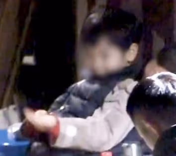 Angelababy拍戲獲兒子探班,6歲小海綿放聲高歌,baby表情好寵溺