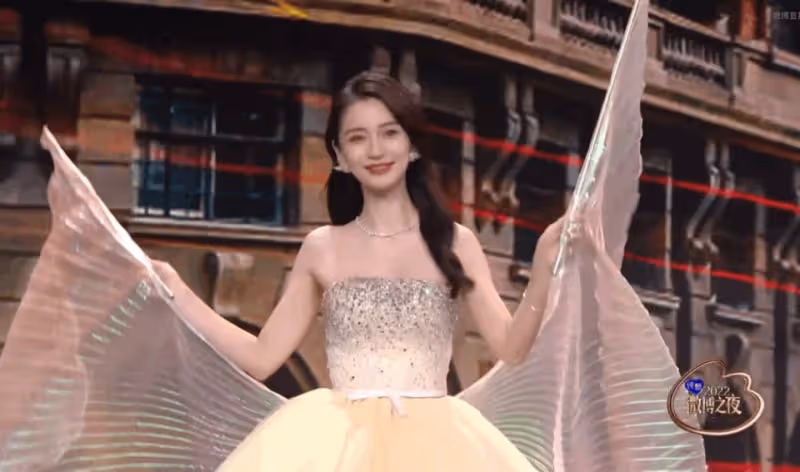 Angelababy拍戲獲兒子探班,6歲小海綿放聲高歌,baby表情好寵溺