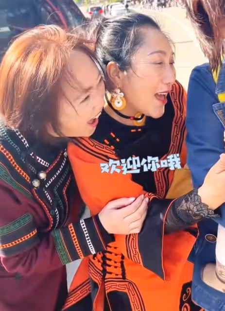 李亞鵬與妻女團聚！來到岳父家婉拒招待，抱怨女兒被曬黑氣氛尷尬