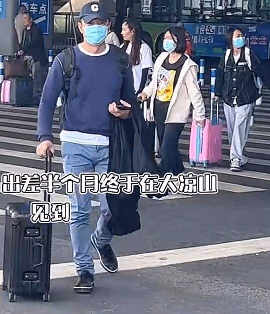 李亞鵬與妻女團聚！來到岳父家婉拒招待，抱怨女兒被曬黑氣氛尷尬