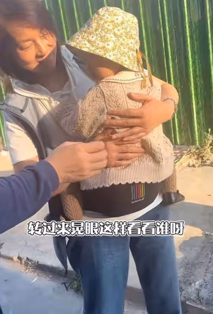 李亞鵬與妻女團聚！來到岳父家婉拒招待，抱怨女兒被曬黑氣氛尷尬