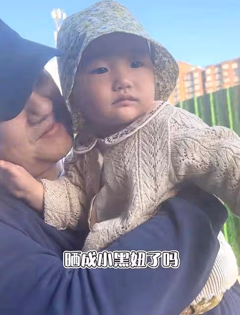 李亞鵬與妻女團聚！來到岳父家婉拒招待，抱怨女兒被曬黑氣氛尷尬