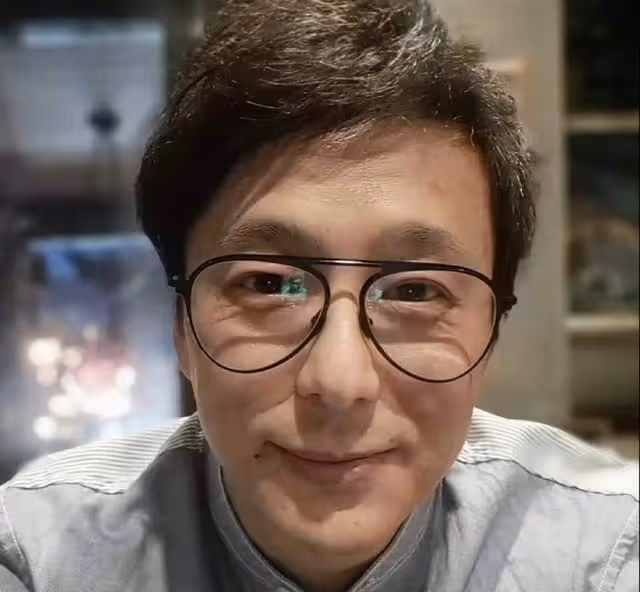 知名港星曬吻照秀恩愛，背著前女友用手機調情，幾段感情無縫連接