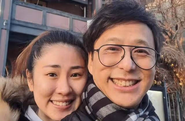 知名港星曬吻照秀恩愛，背著前女友用手機調情，幾段感情無縫連接