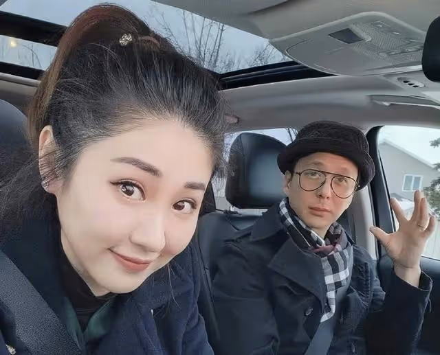 知名港星曬吻照秀恩愛，背著前女友用手機調情，幾段感情無縫連接