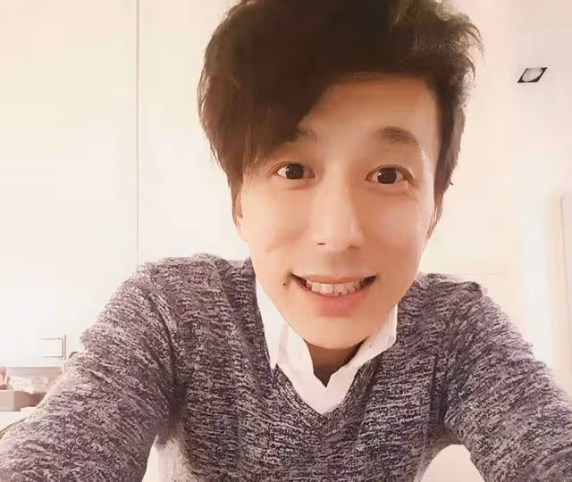 知名港星曬吻照秀恩愛，背著前女友用手機調情，幾段感情無縫連接