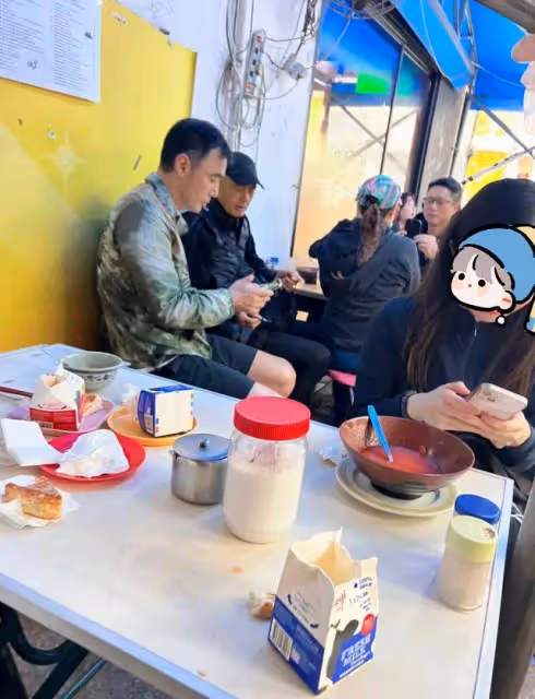 周潤發和鍾鎮濤現身人均30元小館，店面老舊兩人擠在牆角太低調