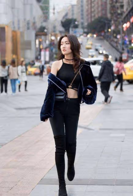 -包臀裙清爽又簡約，美女穿得真合身，顯得身材窈窕更搶眼！