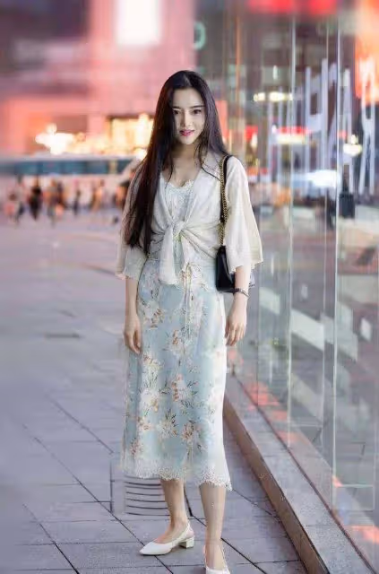 -包臀裙清爽又簡約，美女穿得真合身，顯得身材窈窕更搶眼！