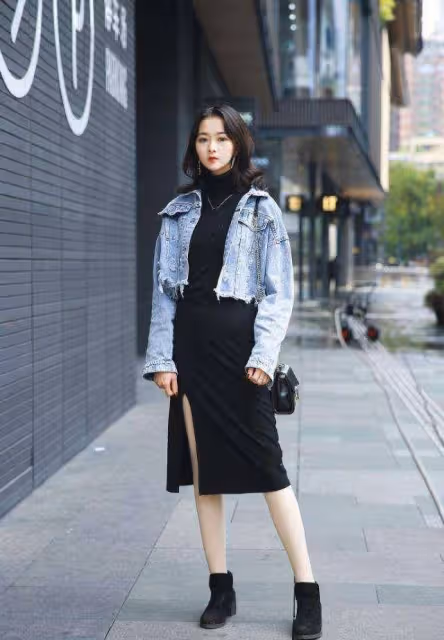 -包臀裙清爽又簡約，美女穿得真合身，顯得身材窈窕更搶眼！