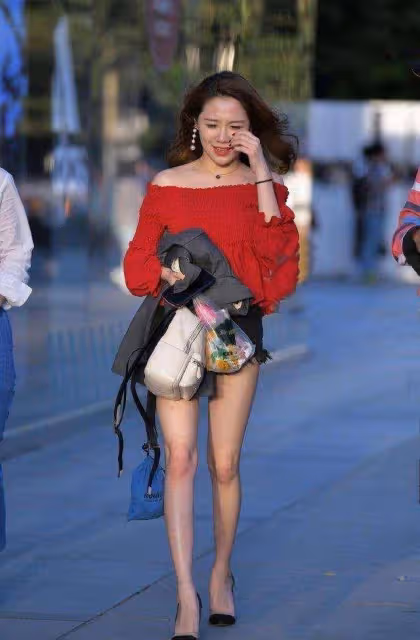 -包臀裙清爽又簡約，美女穿得真合身，顯得身材窈窕更搶眼！