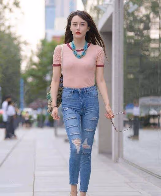 貼身提臀的打底褲，讓造型遠離俗套感，非常好看