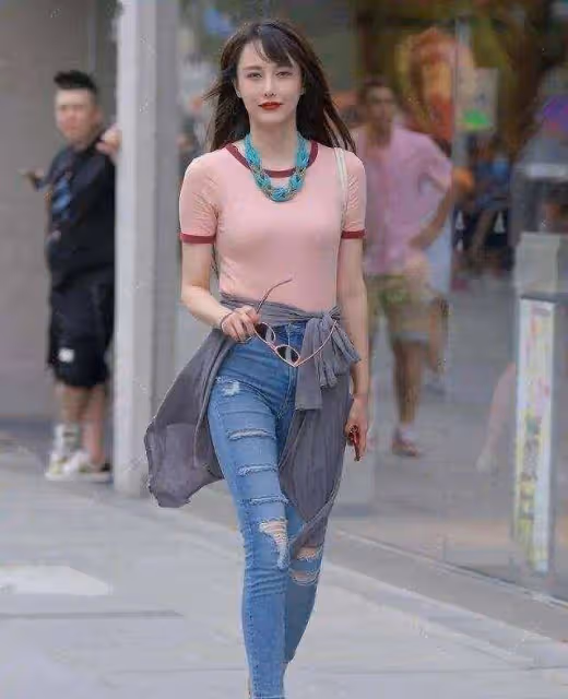 貼身提臀的打底褲，讓造型遠離俗套感，非常好看