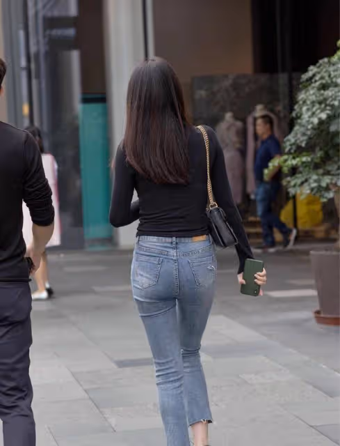 貼身提臀的打底褲，讓造型遠離俗套感，非常好看