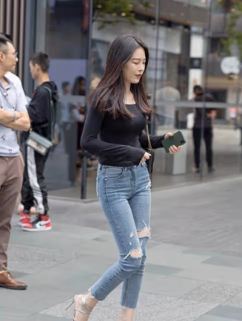 貼身提臀的打底褲，讓造型遠離俗套感，非常好看