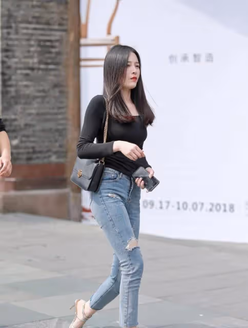 貼身提臀的打底褲，讓造型遠離俗套感，非常好看