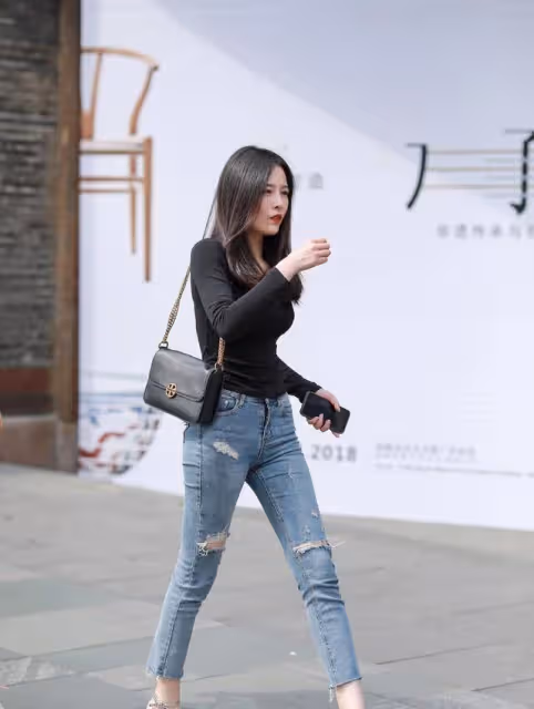 貼身提臀的打底褲，讓造型遠離俗套感，非常好看