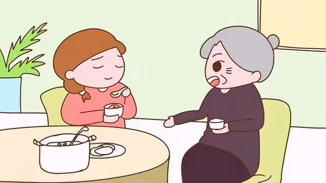 首次去男友家吃飯,就遭到婆婆呵斥:在我們家,媳婦只能站著吃飯