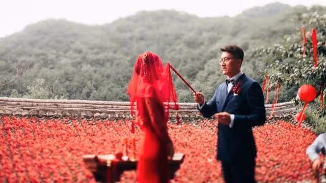 結婚前夕接到婆婆的電話:不掏五萬「接親費」,我們不去迎親