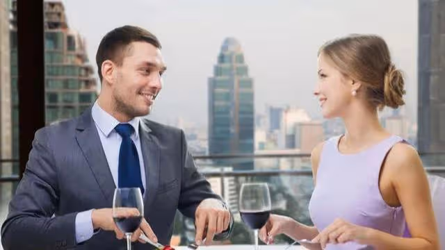 相親時兩人吃飯花了五百塊,結帳時女孩主動買單:這頓飯我請了