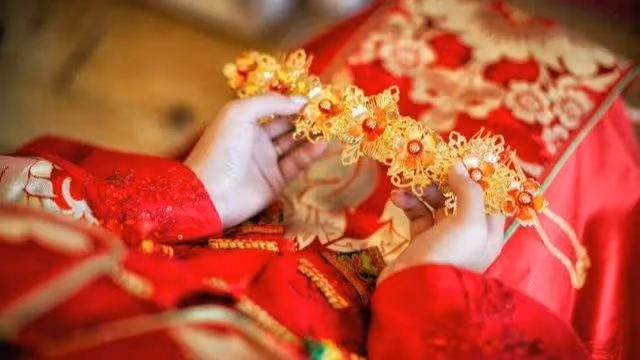 訂婚時女方索要50萬彩禮,男方欣然同意:我分期付款,一天給一千
