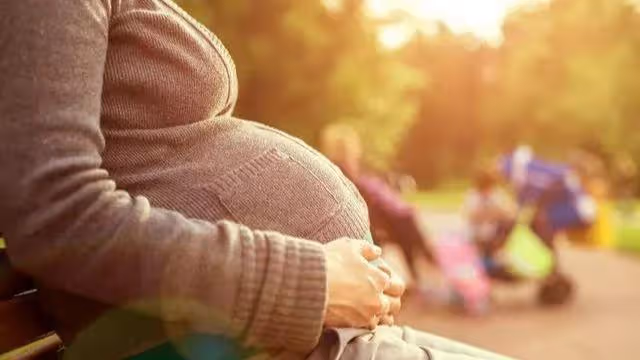 40歲孕婦生產時醫生建議剖腹產,婆婆懇求:要保證我孫子的安全