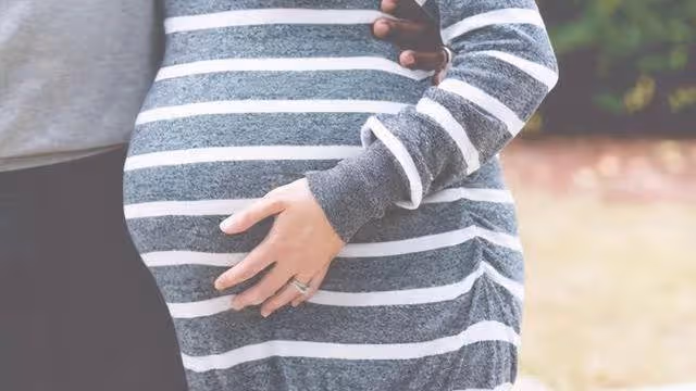 40歲孕婦生產時醫生建議剖腹產,婆婆懇求:要保證我孫子的安全