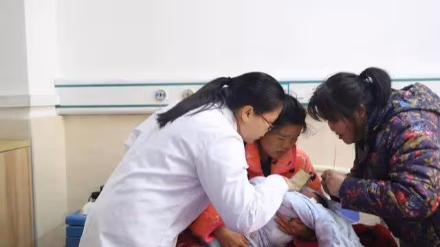 40歲孕婦生產時醫生建議剖腹產,婆婆懇求:要保證我孫子的安全