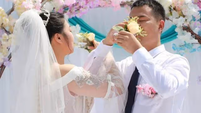 「別讓你父母過來參加婚禮了,他們太土了」「好,那我也不參加」