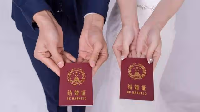 「別讓你父母過來參加婚禮了,他們太土了」「好,那我也不參加」