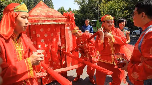 結婚前女方坐地起價，彩禮從10萬變成20萬，新郎父母當場氣暈