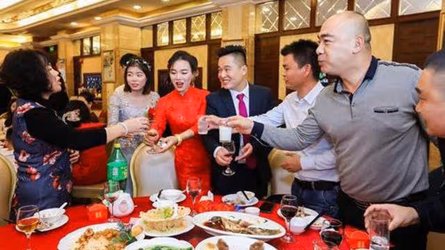婚宴上新郎不想給女方親戚敬酒,新娘點頭回應:沒問題