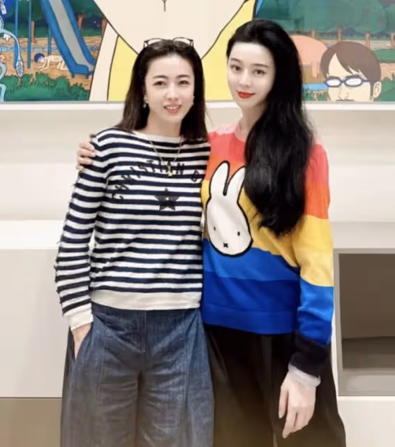 43歲甘比曬和范冰冰聚會,穿萬元上衣同框比美,竟是超10年的閨蜜
