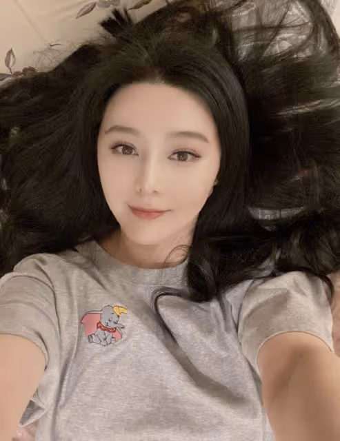 43歲甘比曬和范冰冰聚會,穿萬元上衣同框比美,竟是超10年的閨蜜