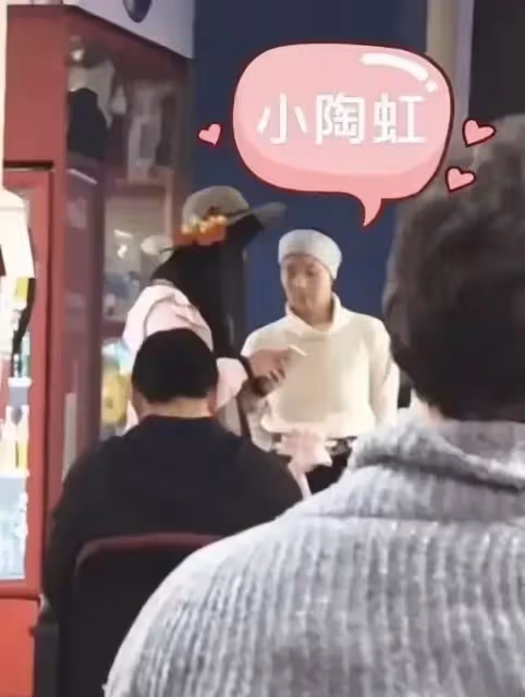 陶虹:時刻很久罕見露臉,身材胖了不少,和朋友喝咖啡心情卻不錯
